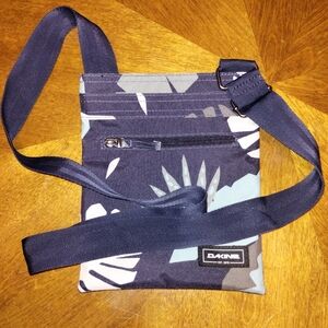 Dakine Jive Crossbody Bag Purse Navy Hawaiian Hawaii Print Zippers Womens